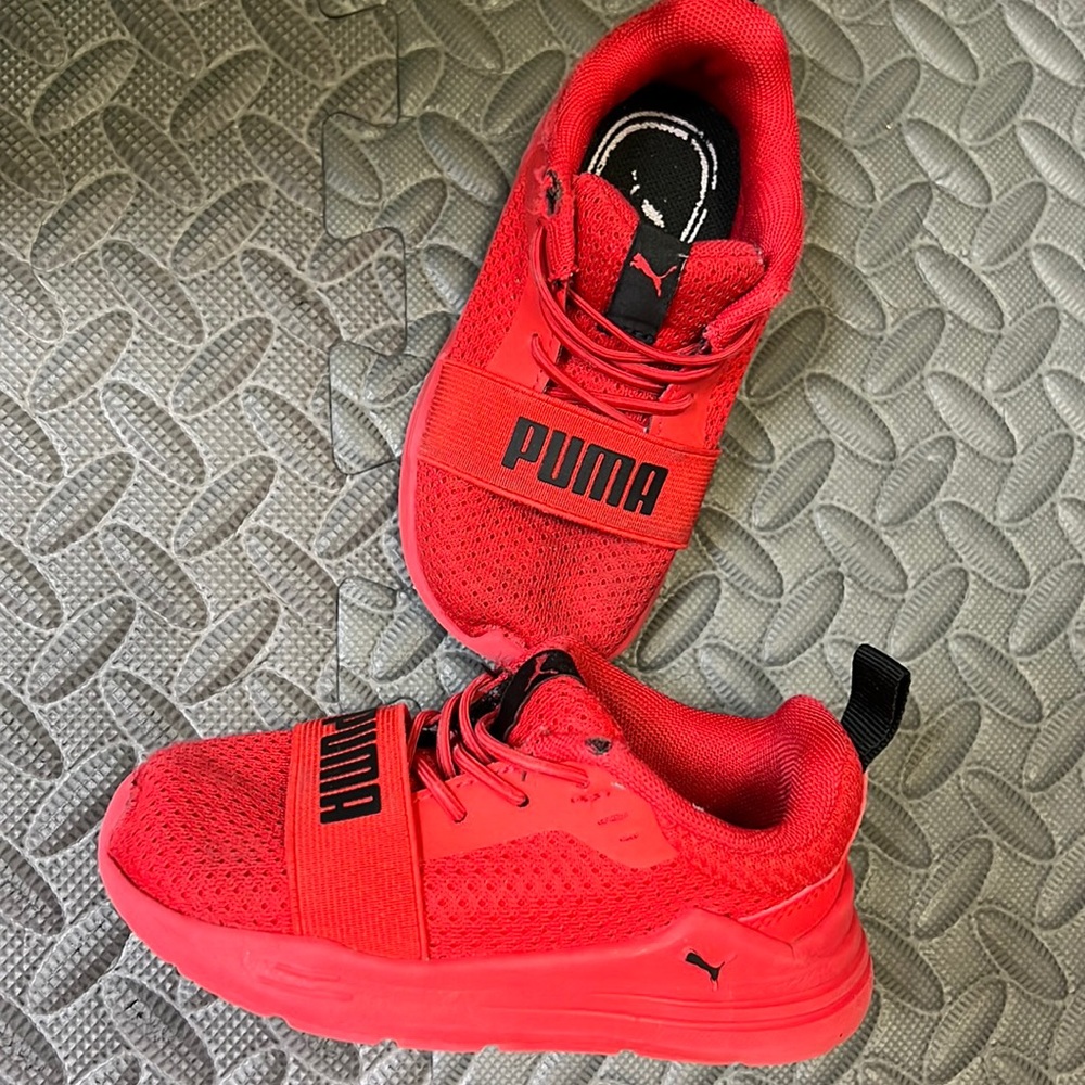 Red Puma Sneakers SUPER lightweight, Toddler 7